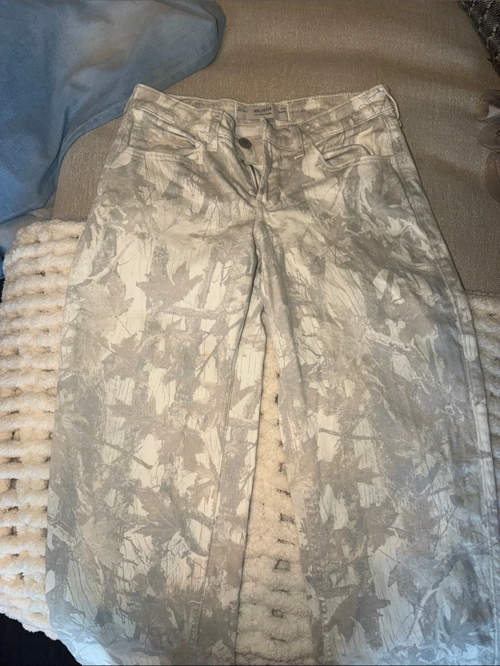 Hollister Beige and Light Gray Leaf Print Jeans - Picture 1 of 2
